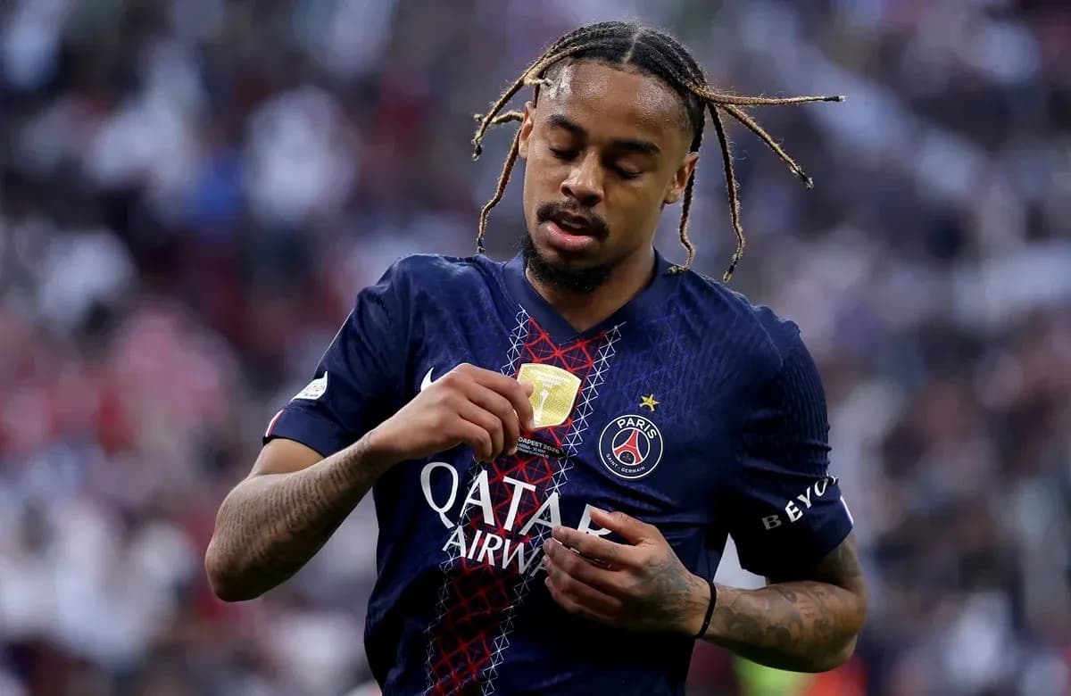 Игрок PSG рассматривает медаль после матча