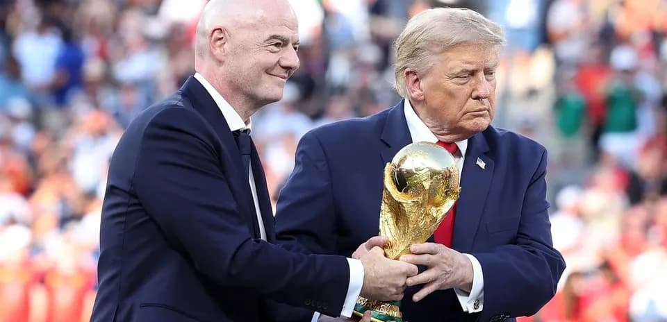 Gianni Infantino и Дональд Трамп с Кубком мира