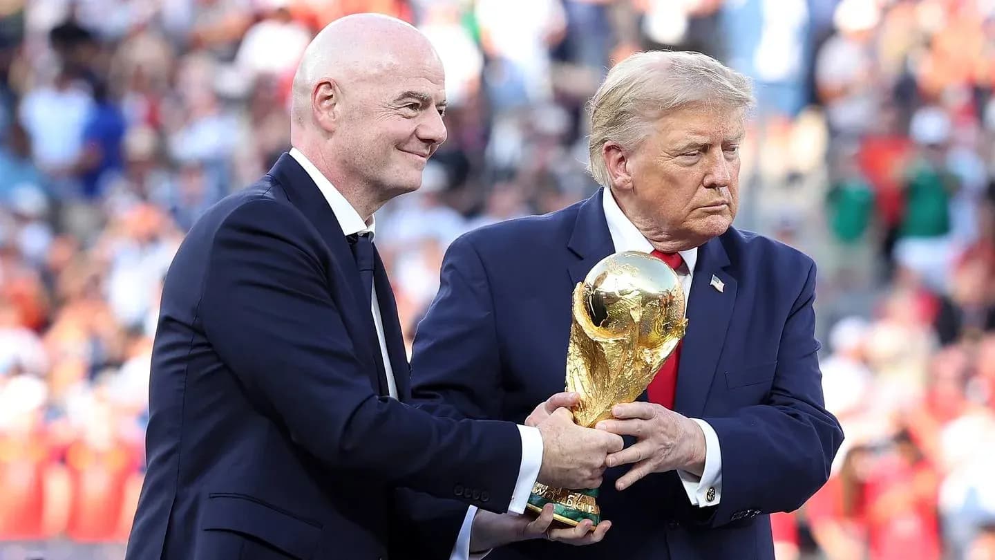 Gianni Infantino и Дональд Трамп с Кубком мира