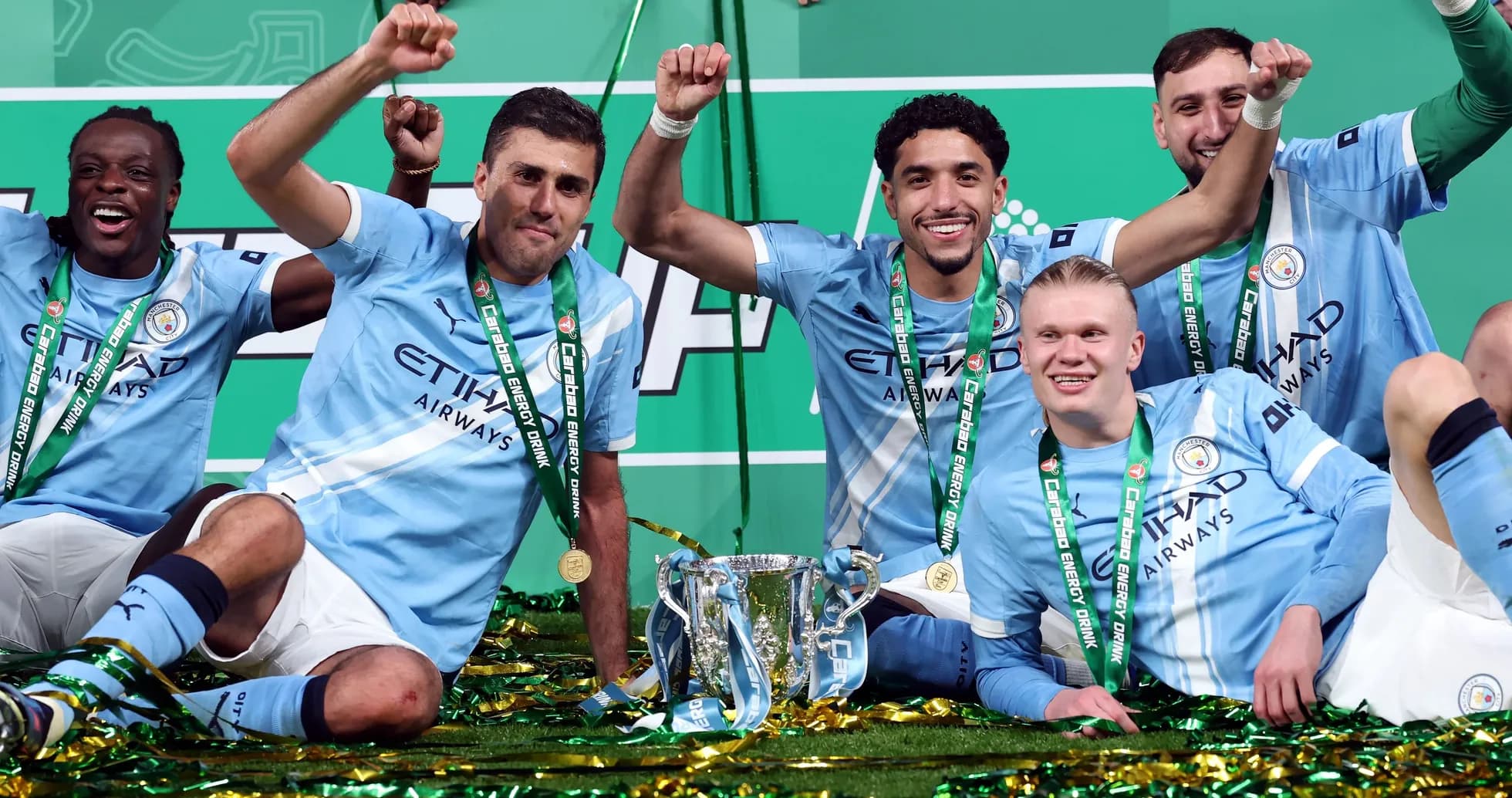 Игроки Manchester City празднуют победу с трофеем