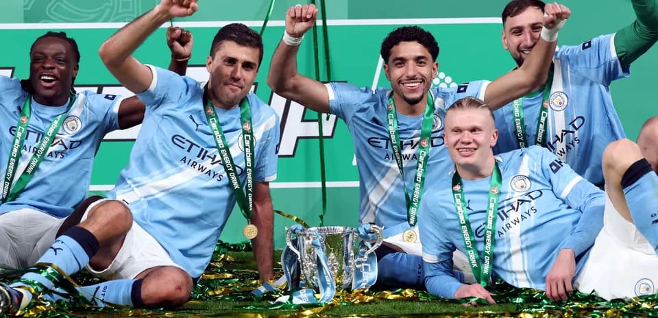 Игроки Manchester City празднуют победу с трофеем