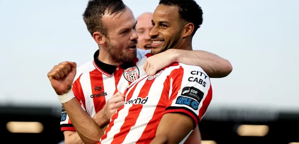 Игроки Derry City празднуют гол на поле