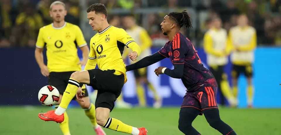 Игроки Боруссии Дортмунд и противника борются за мяч