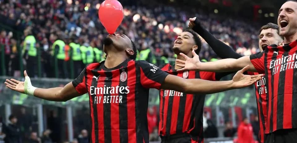 Игроки AC Milan празднуют гол с воздушным шаром