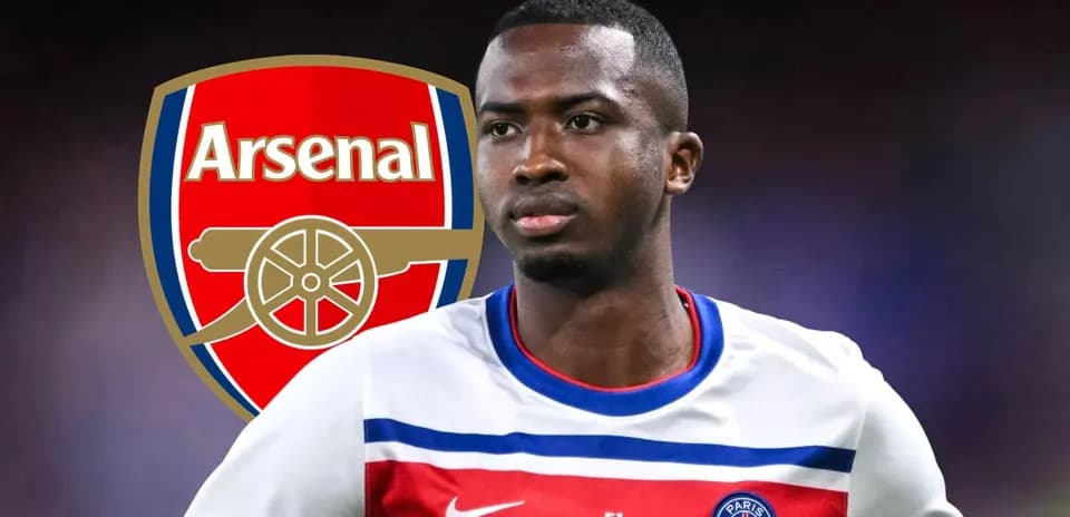 Игрок в форме PSG на фоне логотипа Arsenal