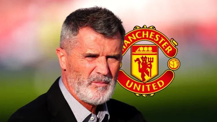 Человек на фоне логотипа Manchester United