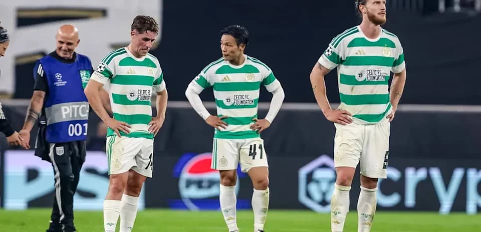 Игроки Celtic FC после матча на поле