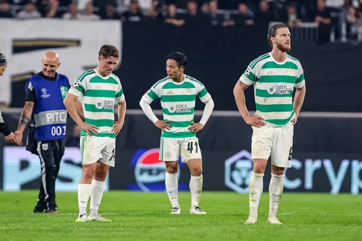 Игроки Celtic FC после матча на поле