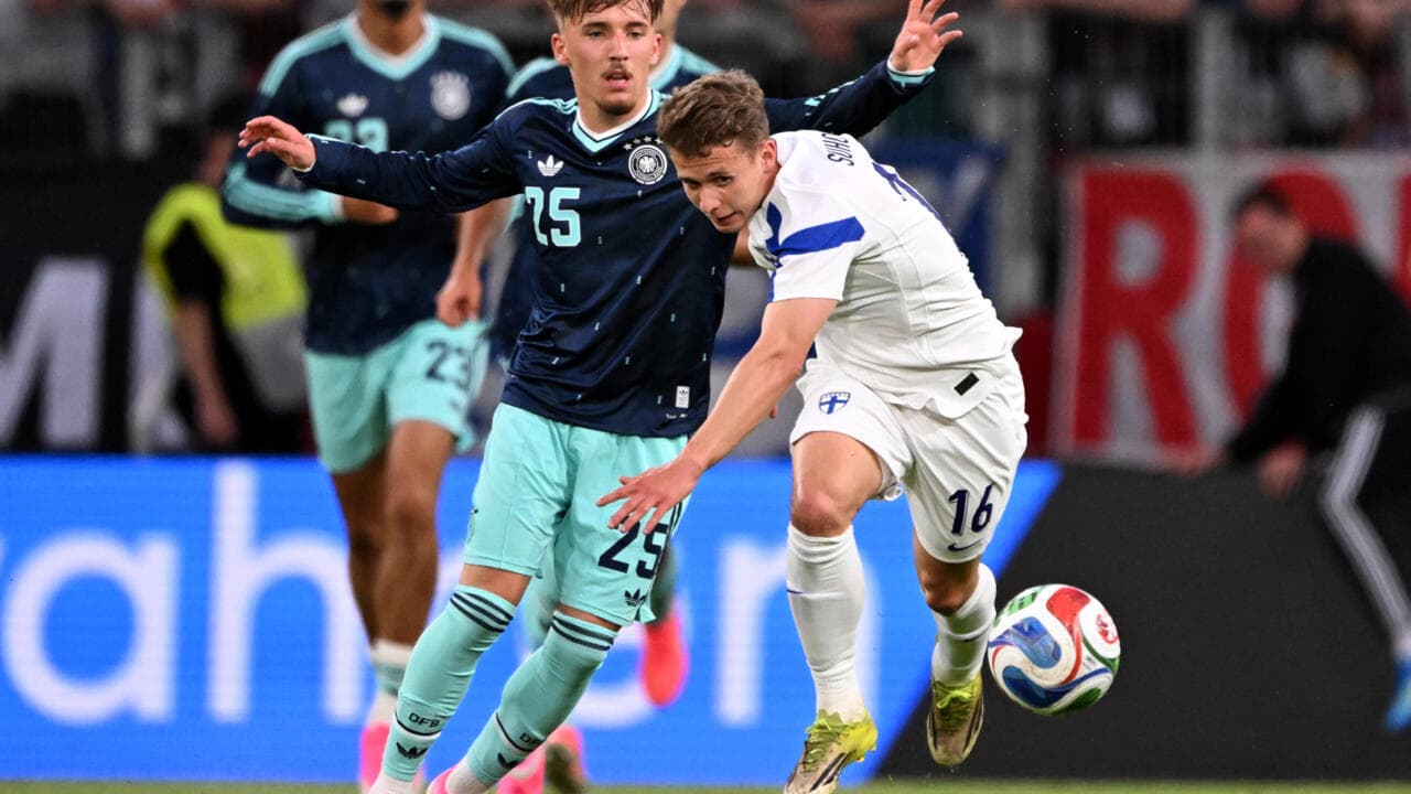 Игроки Германии и Финляндии борются за мяч