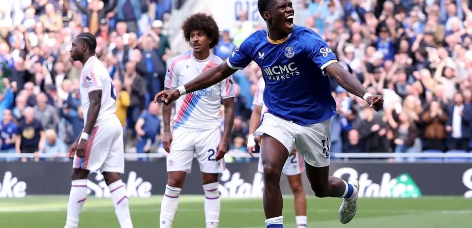 Игрок Everton празднует гол на стадионе