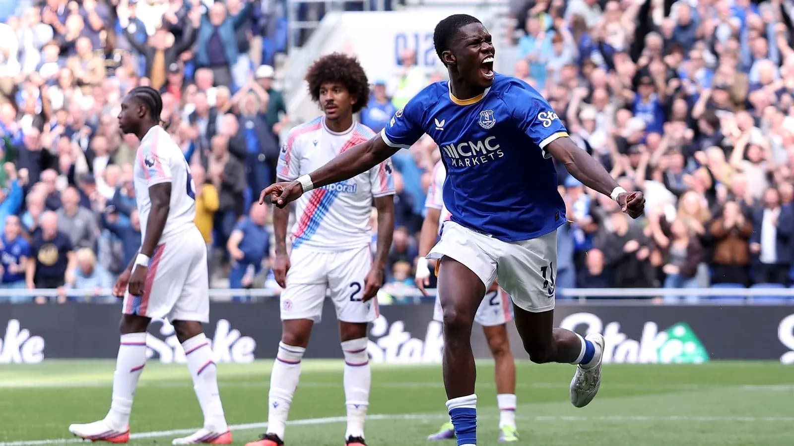 Игрок Everton празднует гол на стадионе