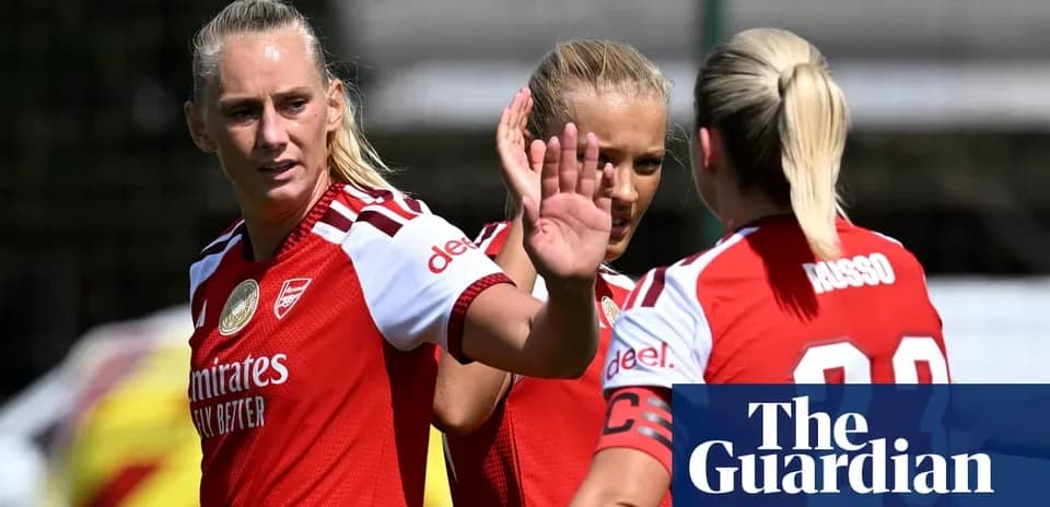 Игроки Arsenal общаются на тренировочной площадке