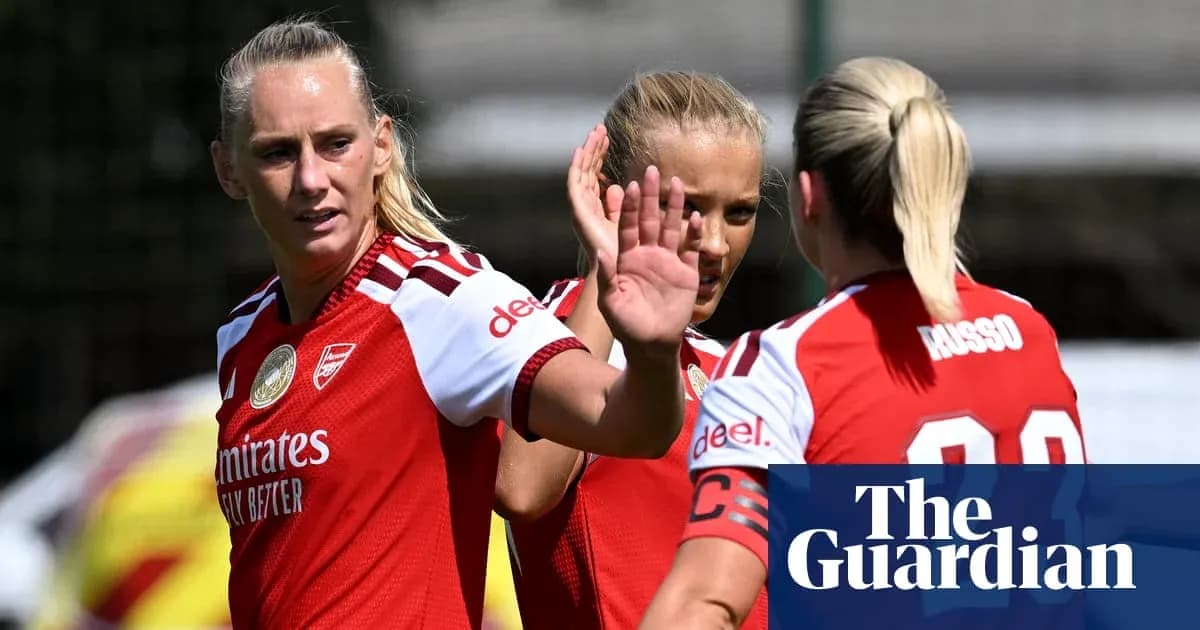 Игроки Arsenal общаются на тренировочной площадке
