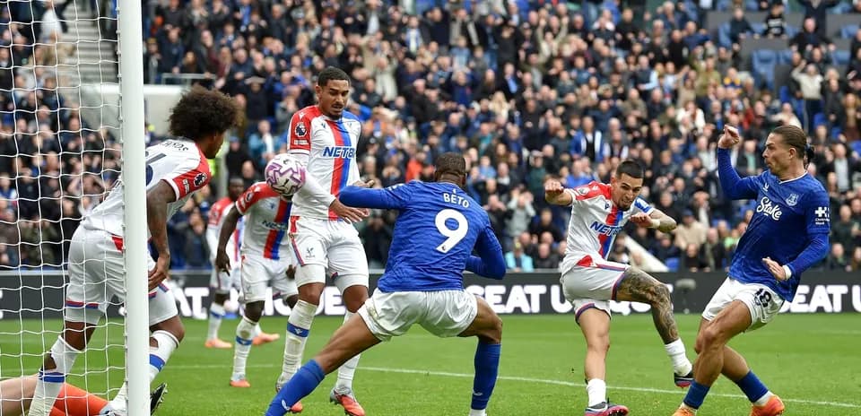 Момент игры между Кристал Пэлас и Эвертоном