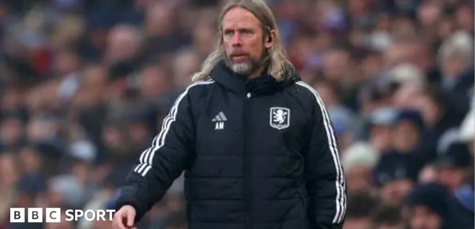 Тренер команды на скамейке во время матча