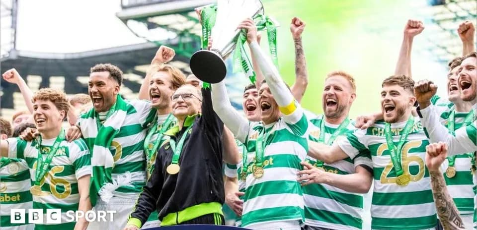Игроки Celtic празднуют победу с трофеем