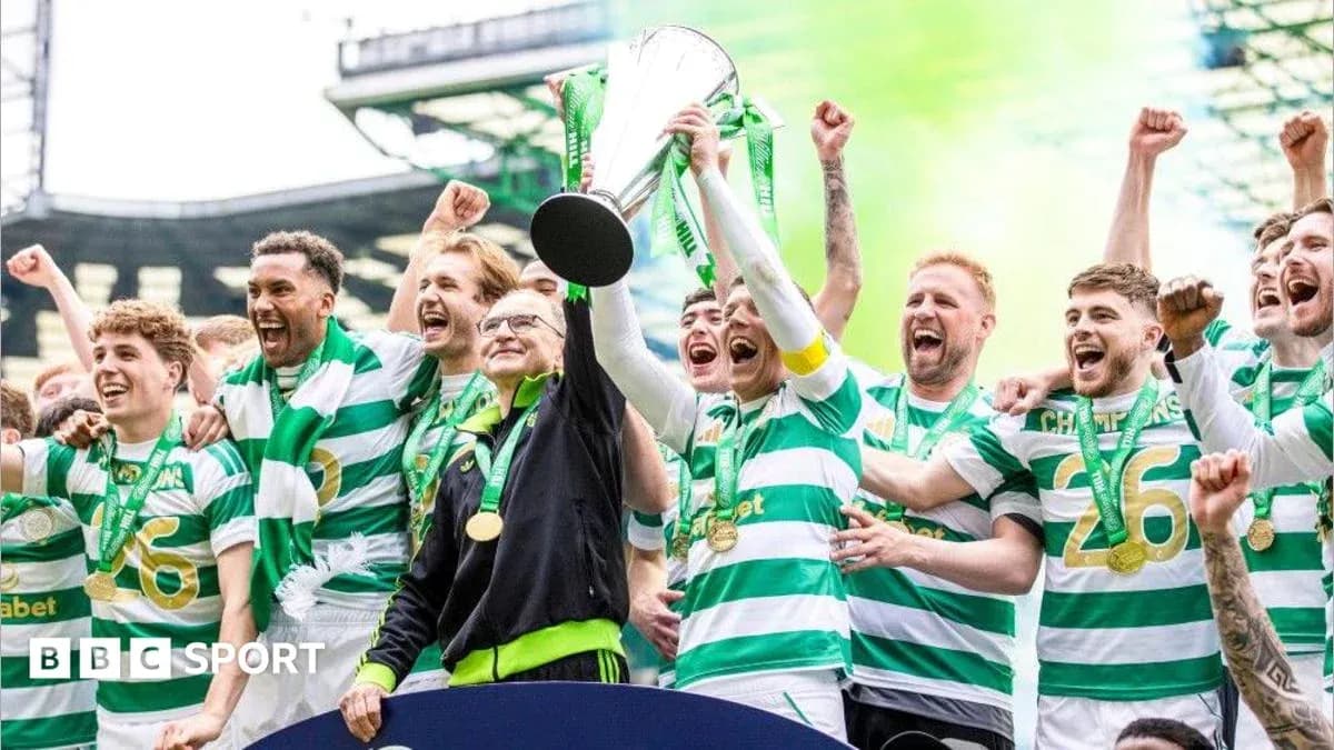 Игроки Celtic празднуют победу с трофеем