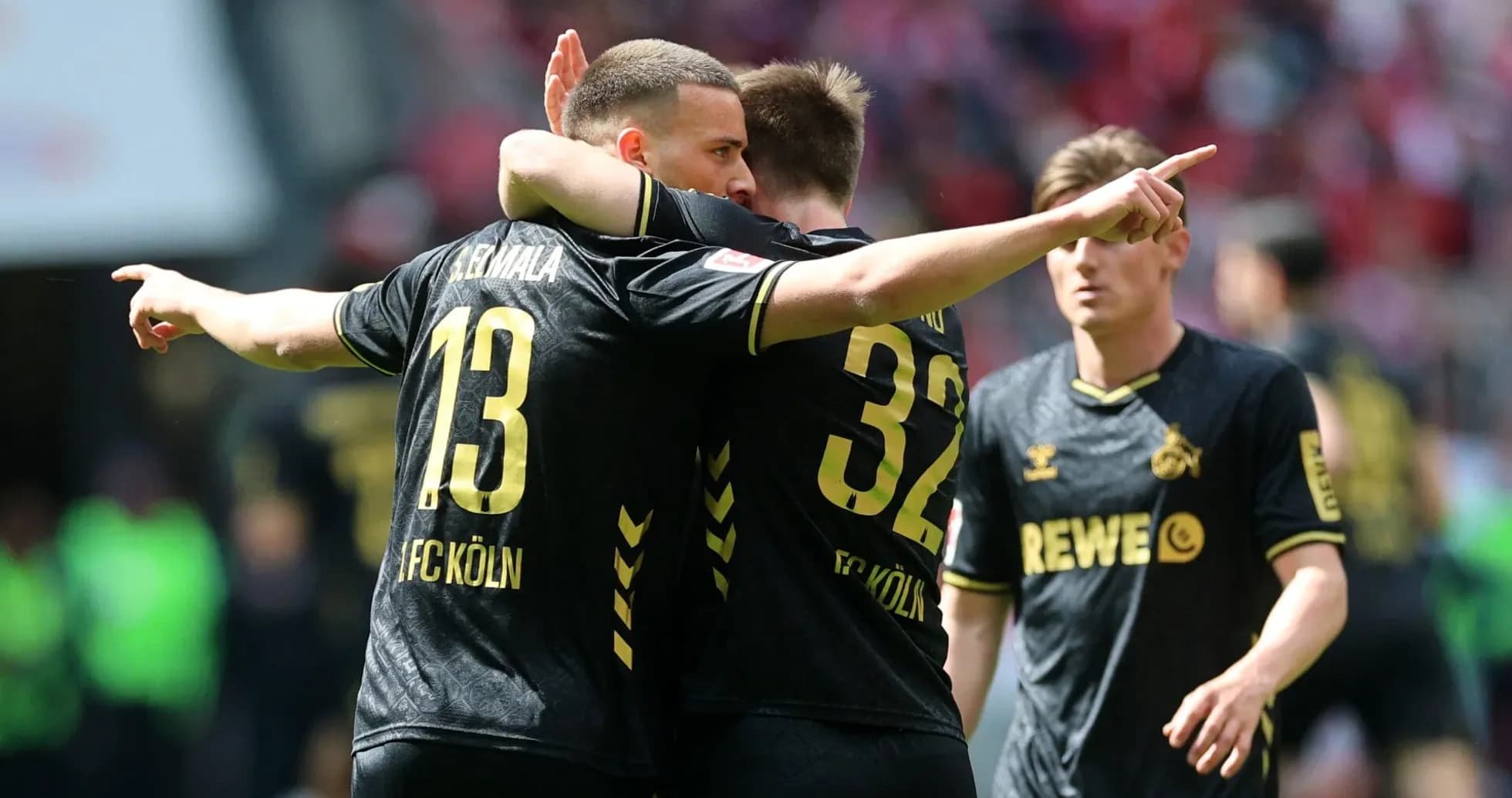 Игроки FC Köln празднуют гол на поле