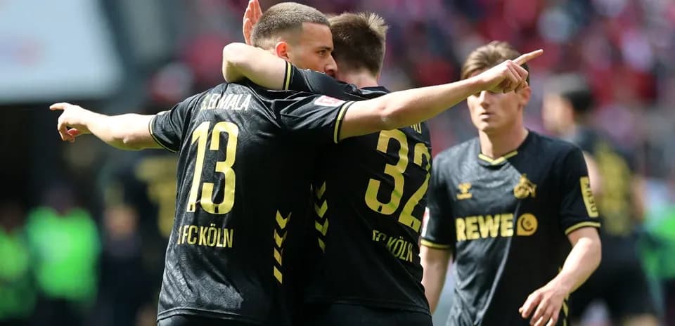 Игроки FC Köln празднуют гол на поле