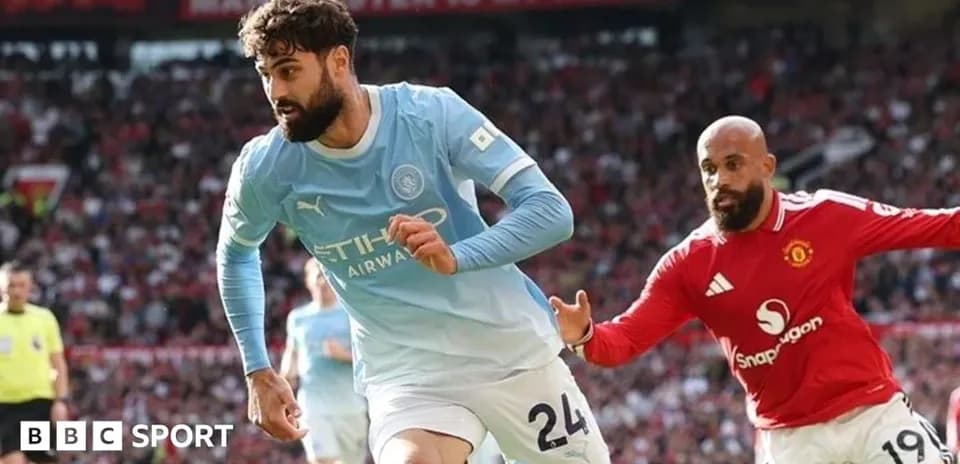 Игроки Manchester City и Manchester United в действии