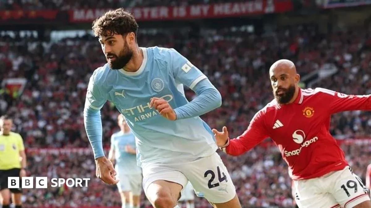 Игроки Manchester City и Manchester United в действии