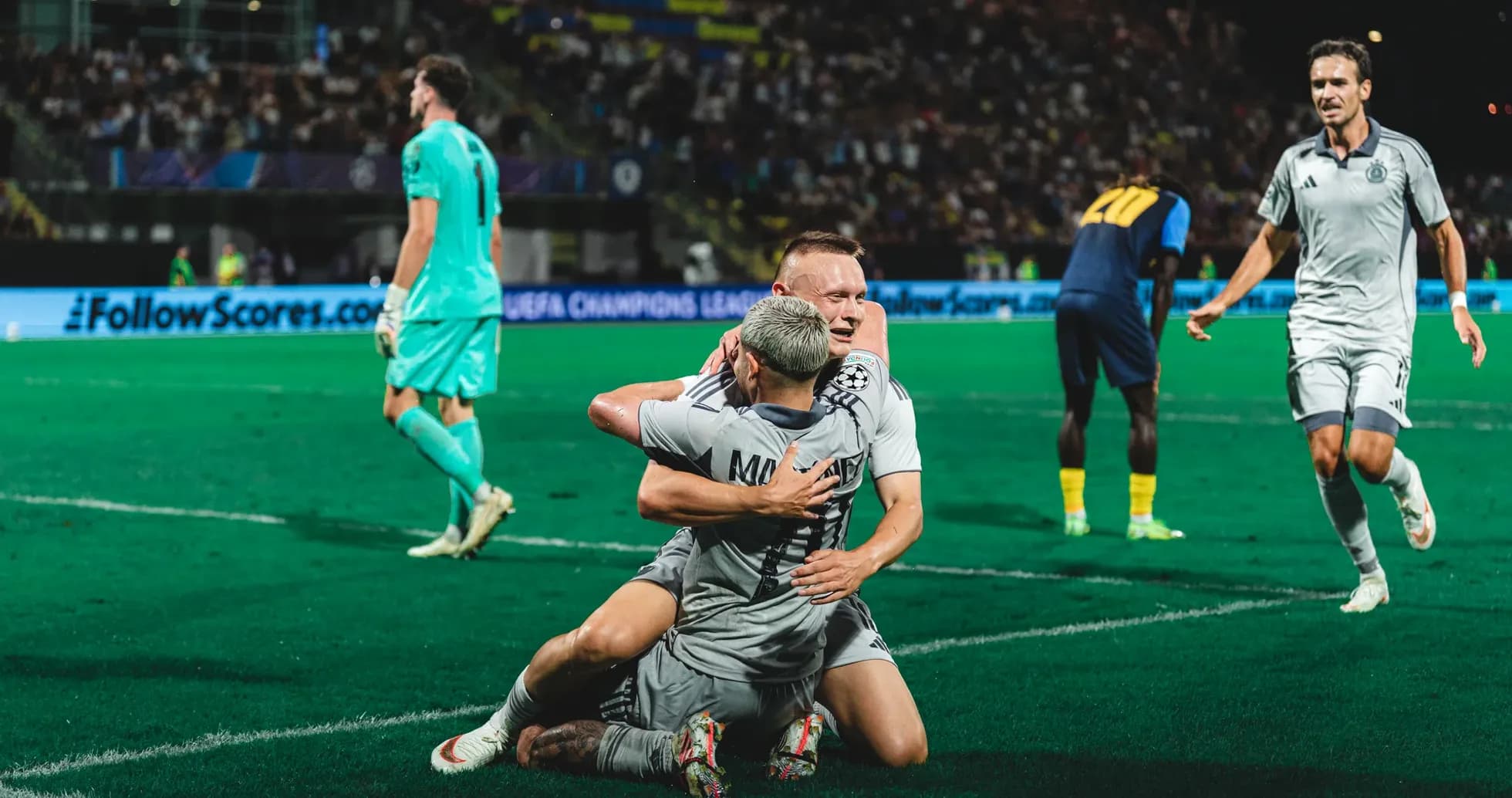 Игроки Слована празднуют гол в Лиге чемпионов