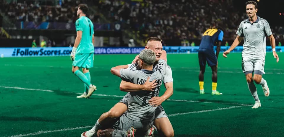 Игроки Слована празднуют гол в Лиге чемпионов