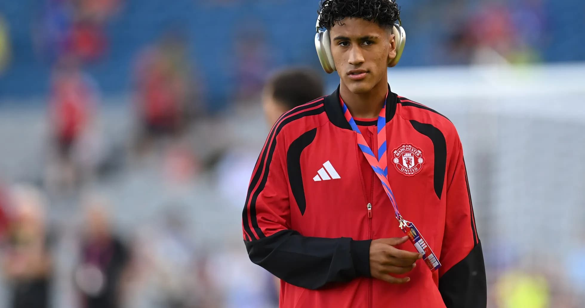 Игрок Manchester United в красной тренировочной куртке