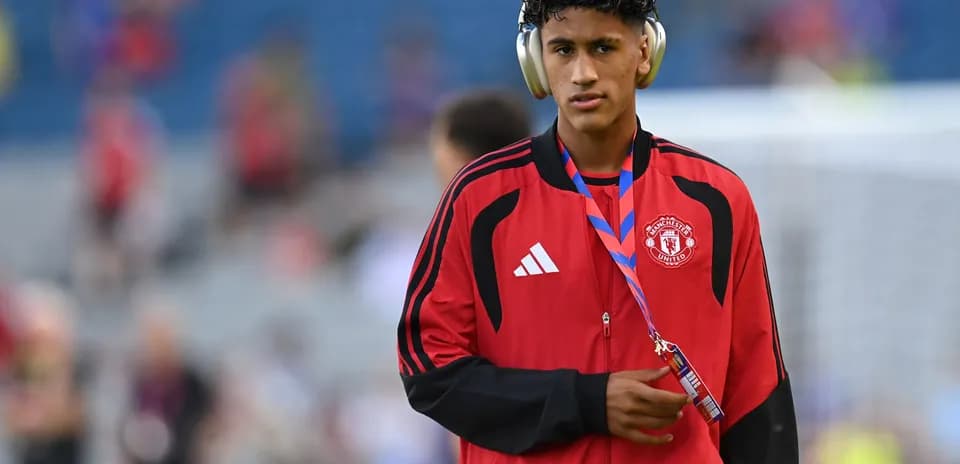 Игрок Manchester United в красной тренировочной куртке