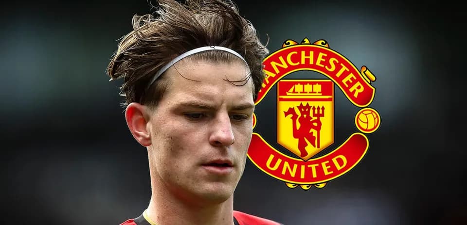 Игрок в красной форме с логотипом Manchester United