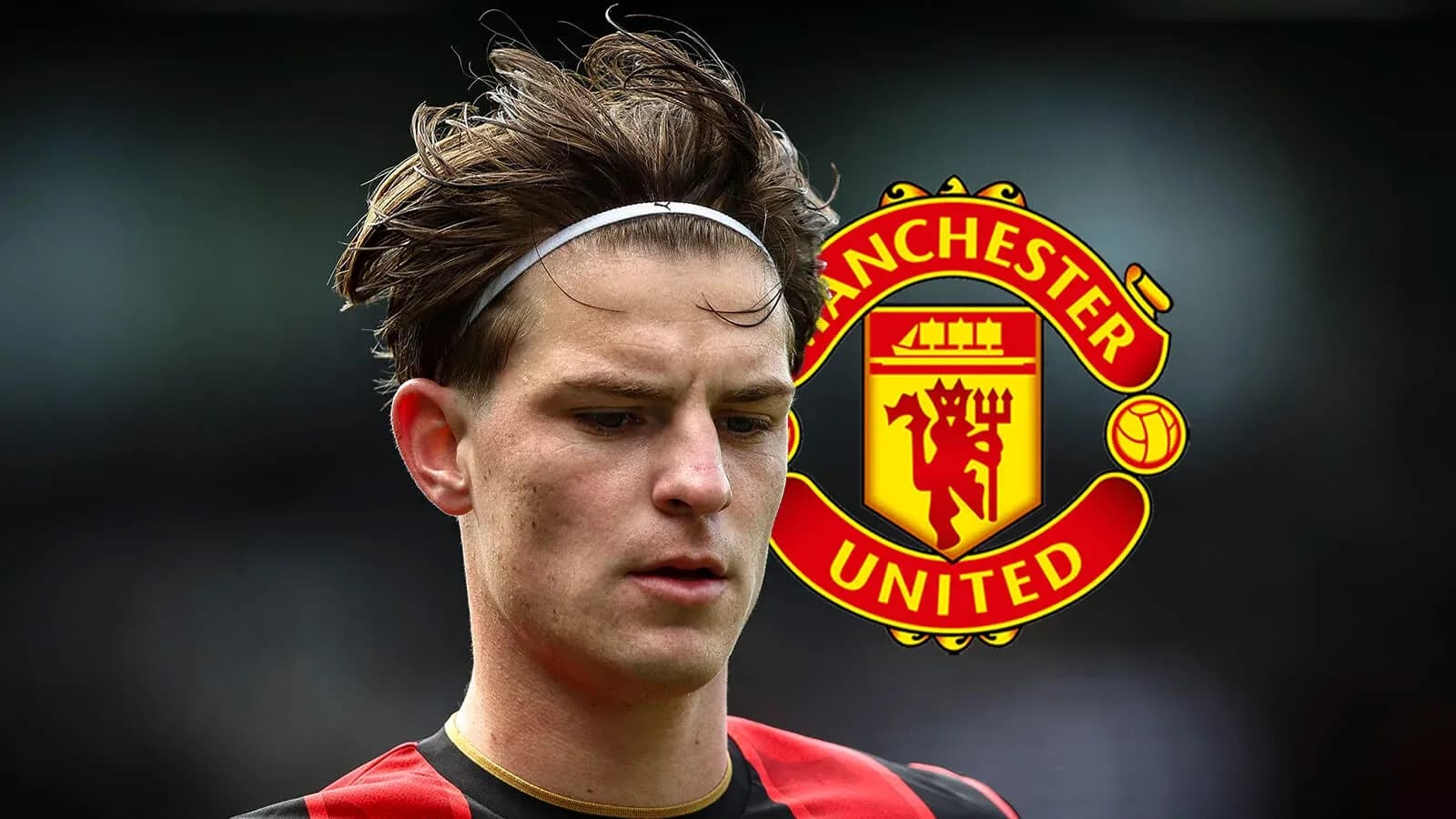 Игрок в красной форме с логотипом Manchester United