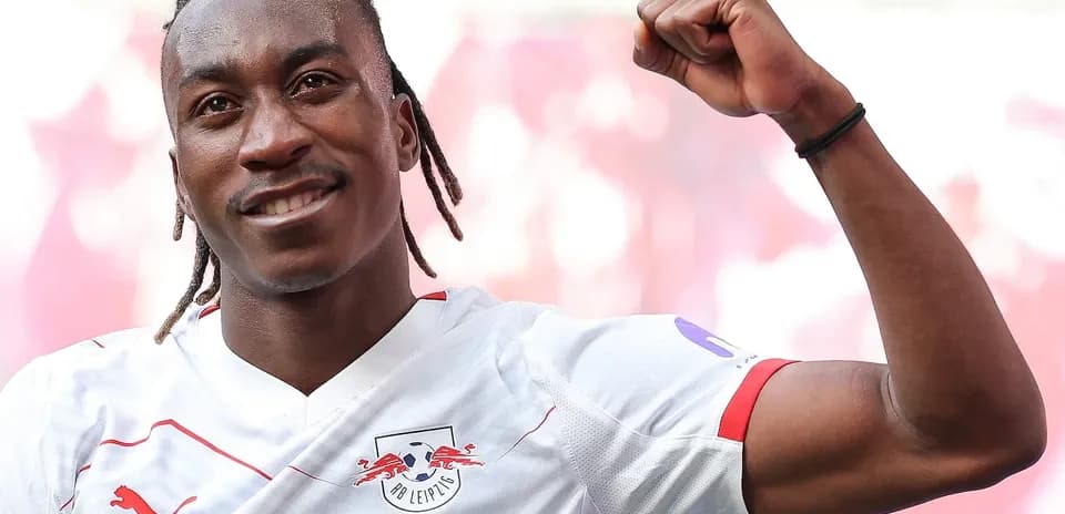 Игрок RB Leipzig празднует после забитого гола