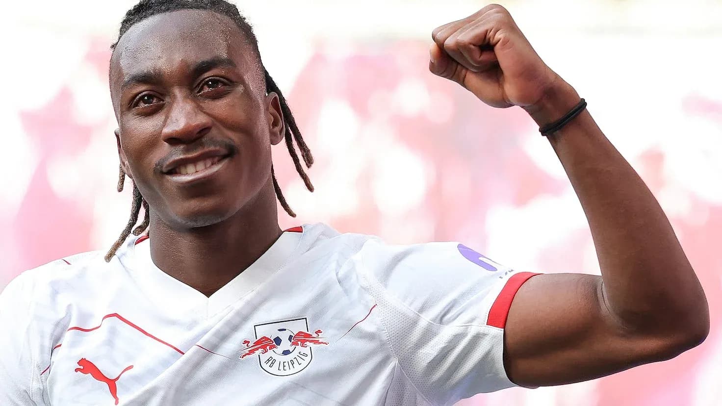 Игрок RB Leipzig празднует после забитого гола