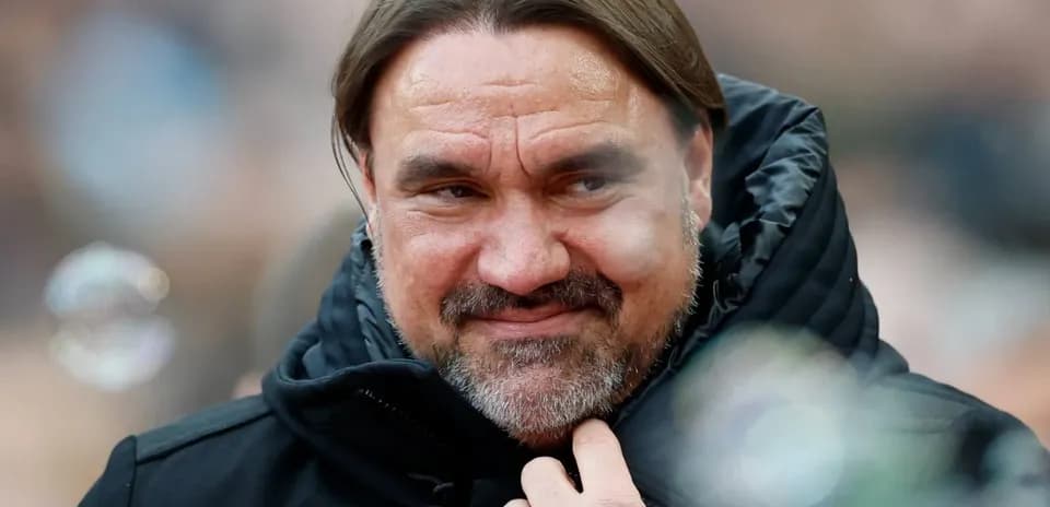 Тренер на стадионе в зимней куртке
