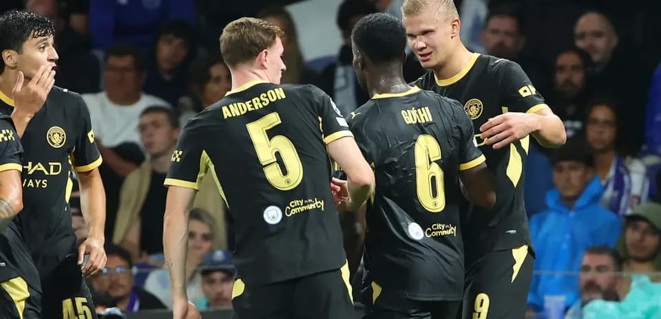 Игроки Manchester City празднуют на поле