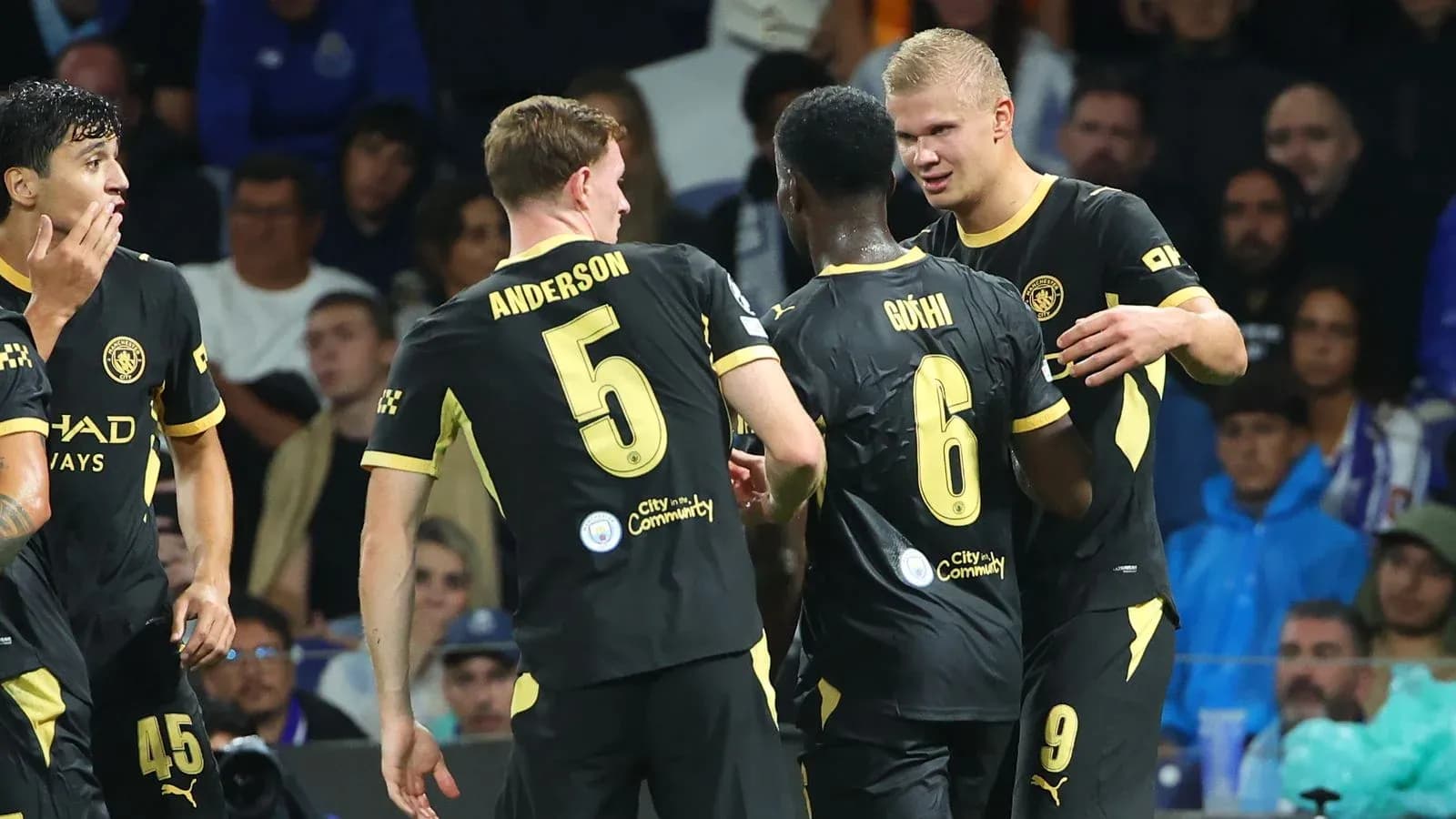 Игроки Manchester City празднуют на поле