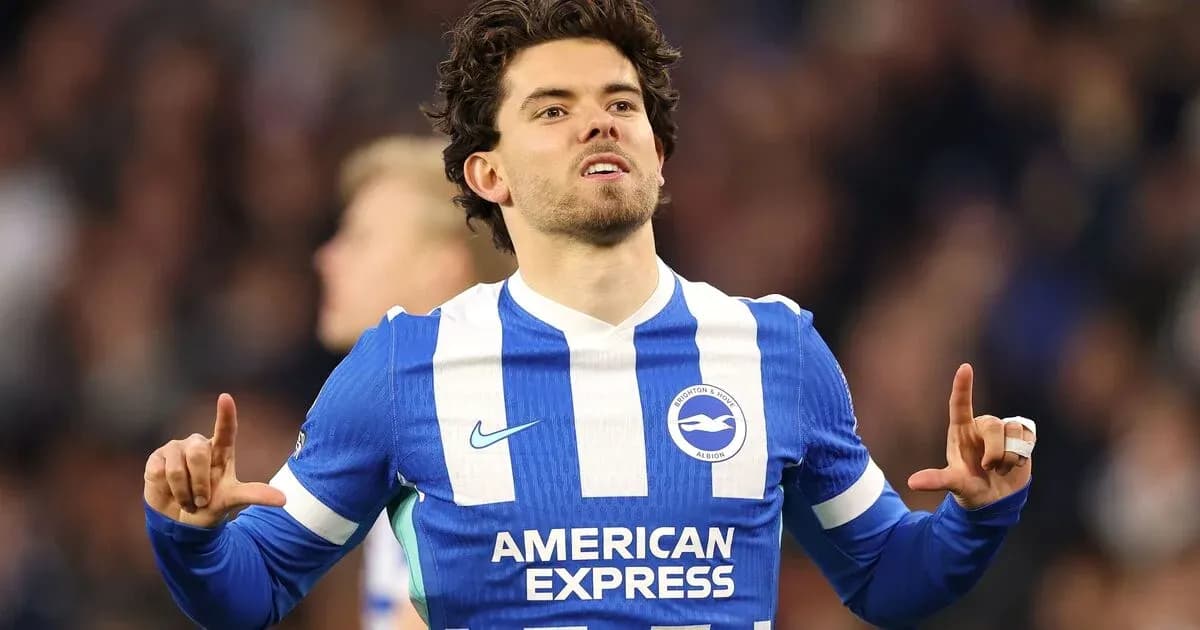 Игрок Brighton & Hove Albion празднует гол