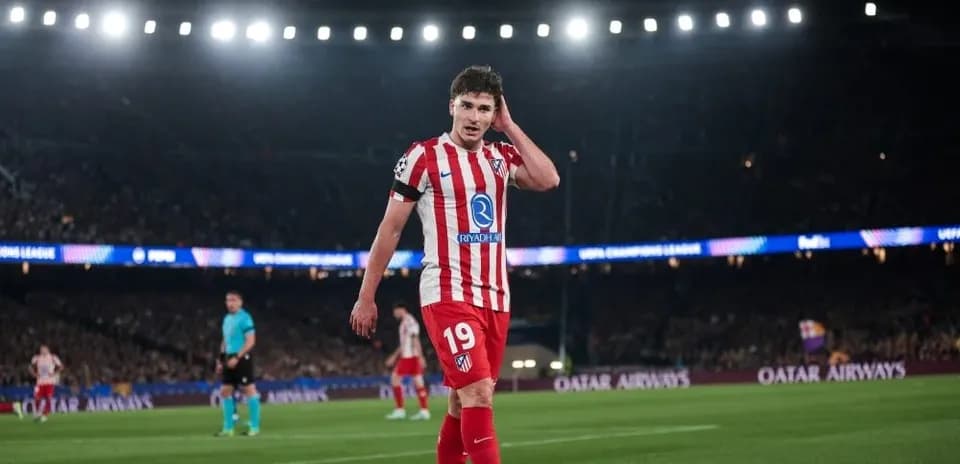 Игрок Атлетико Мадрид на поле во время матча