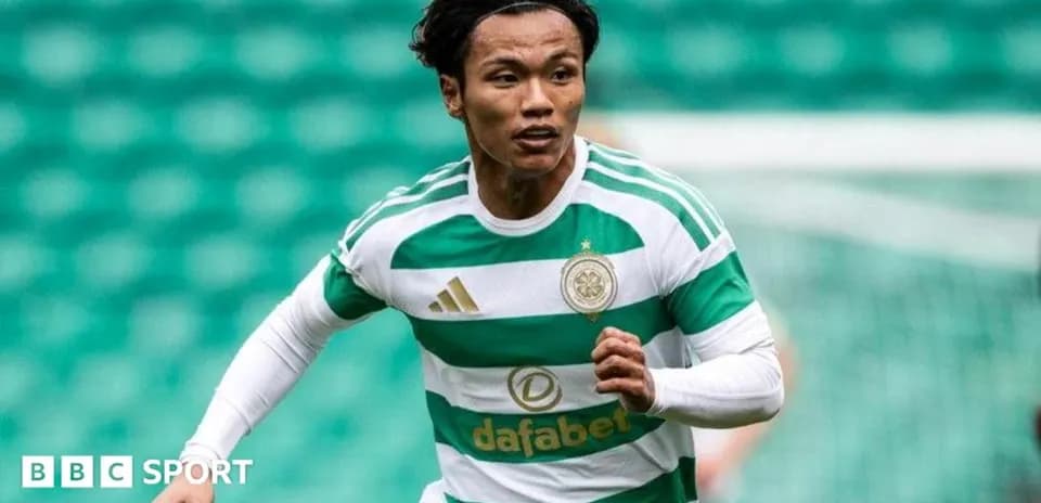 Игрок Celtic бежит по полю во время матча