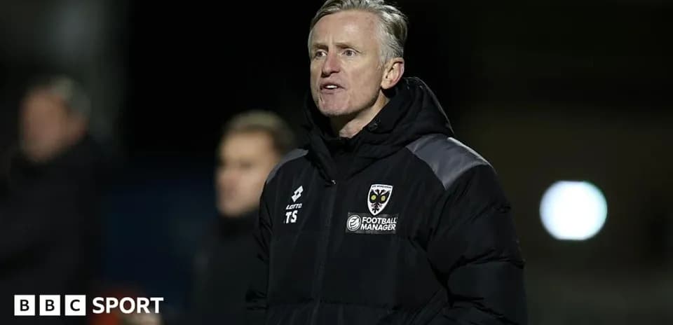 Тренер команды AFC Wimbledon на скамейке запасных