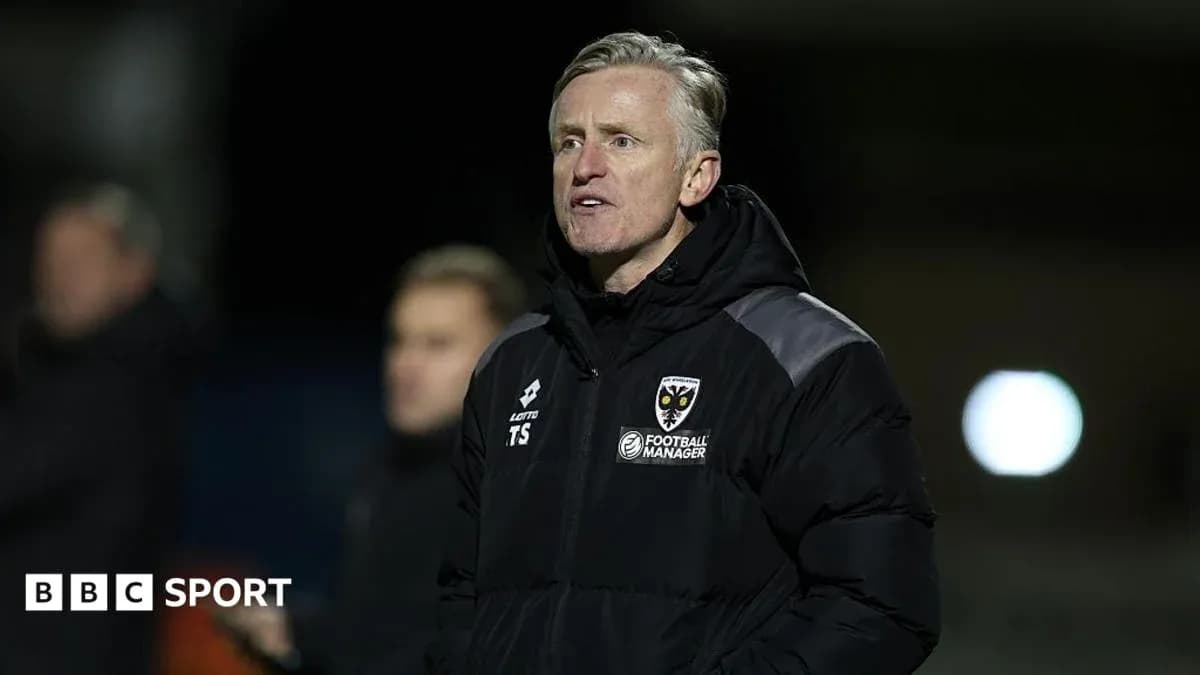 Тренер команды AFC Wimbledon на скамейке запасных