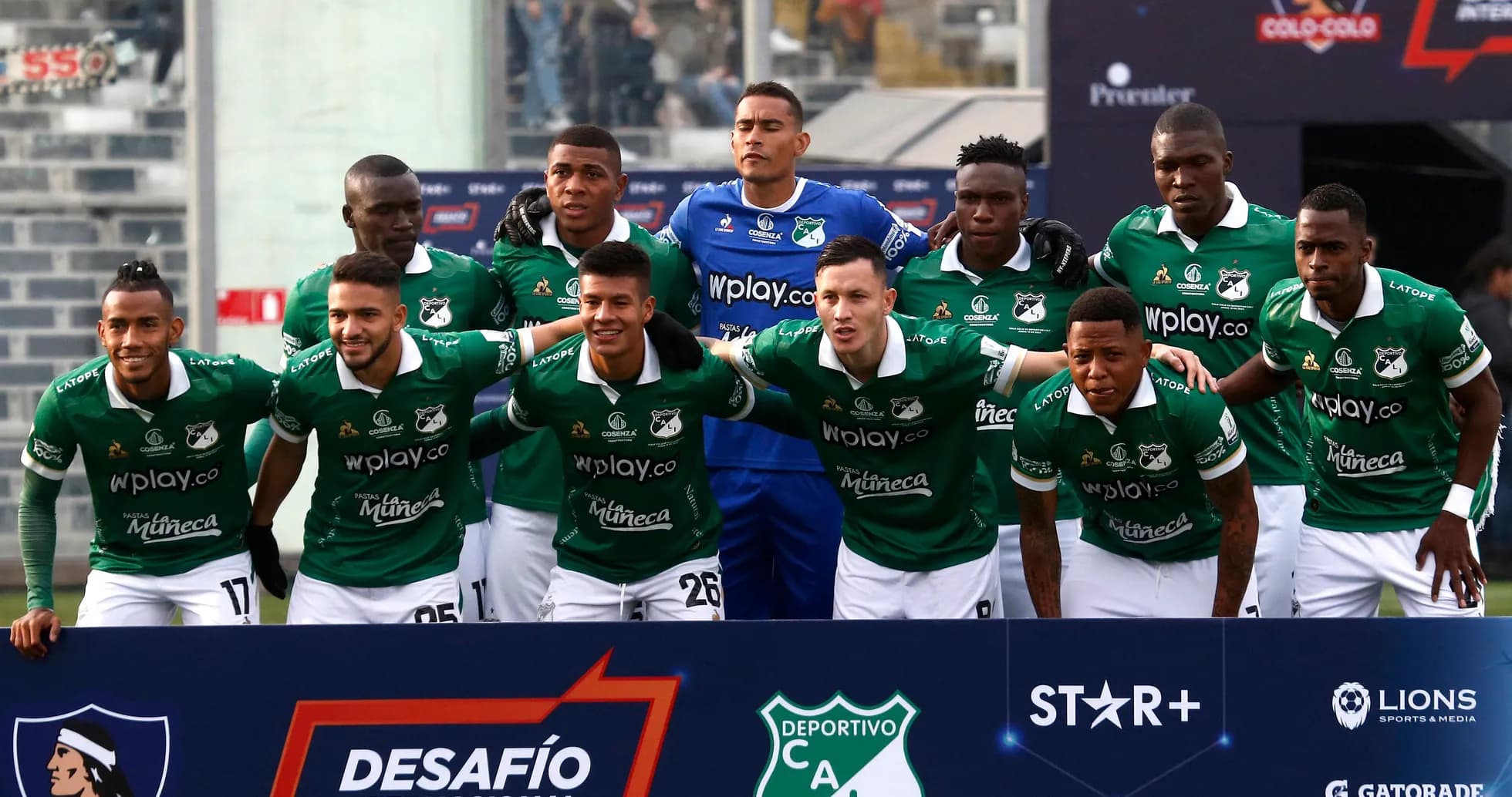 Команда Deportivo Cali позирует перед матчем