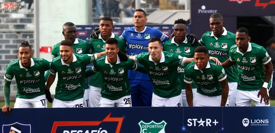 Команда Deportivo Cali позирует перед матчем
