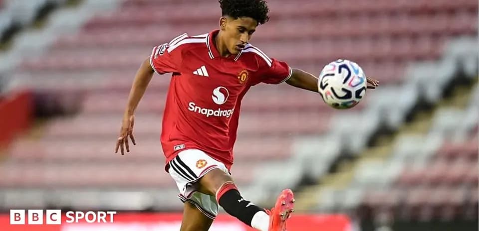 Игрок Manchester United выполняет удар по мячу
