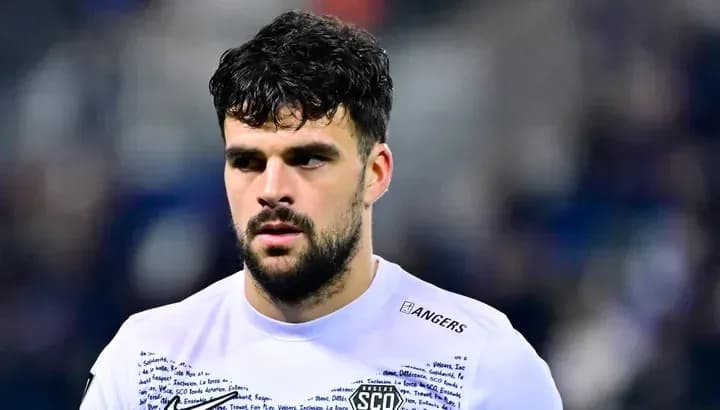Игрок в футболке Angers SCO на поле