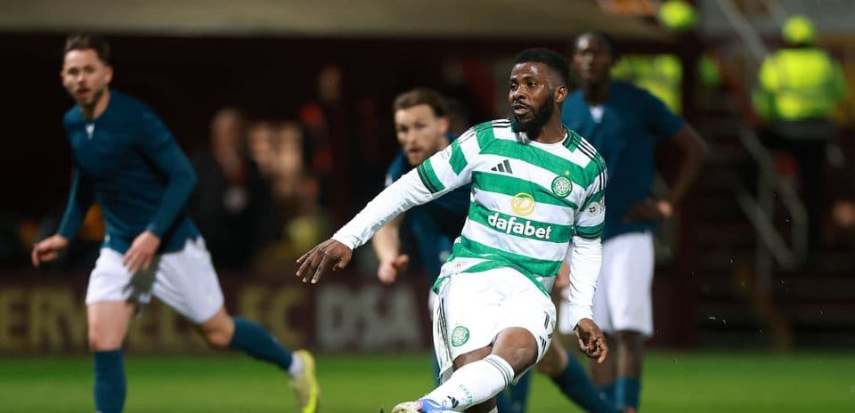 Игрок Celtic в зеленой форме с мячом на поле