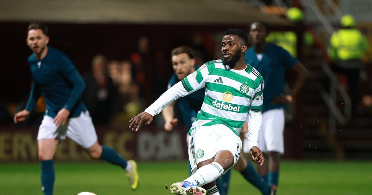 Игрок Celtic в зеленой форме с мячом на поле