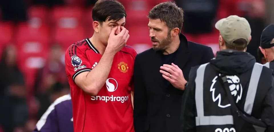 Игрок Manchester United обсуждает с тренером после матча