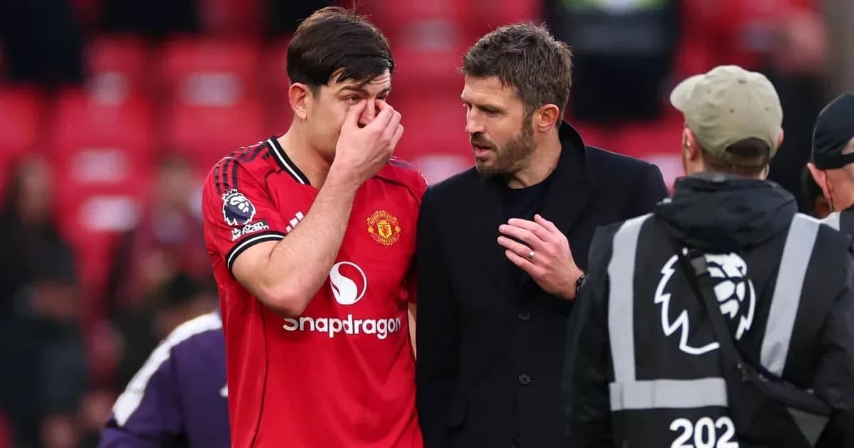Игрок Manchester United обсуждает с тренером после матча