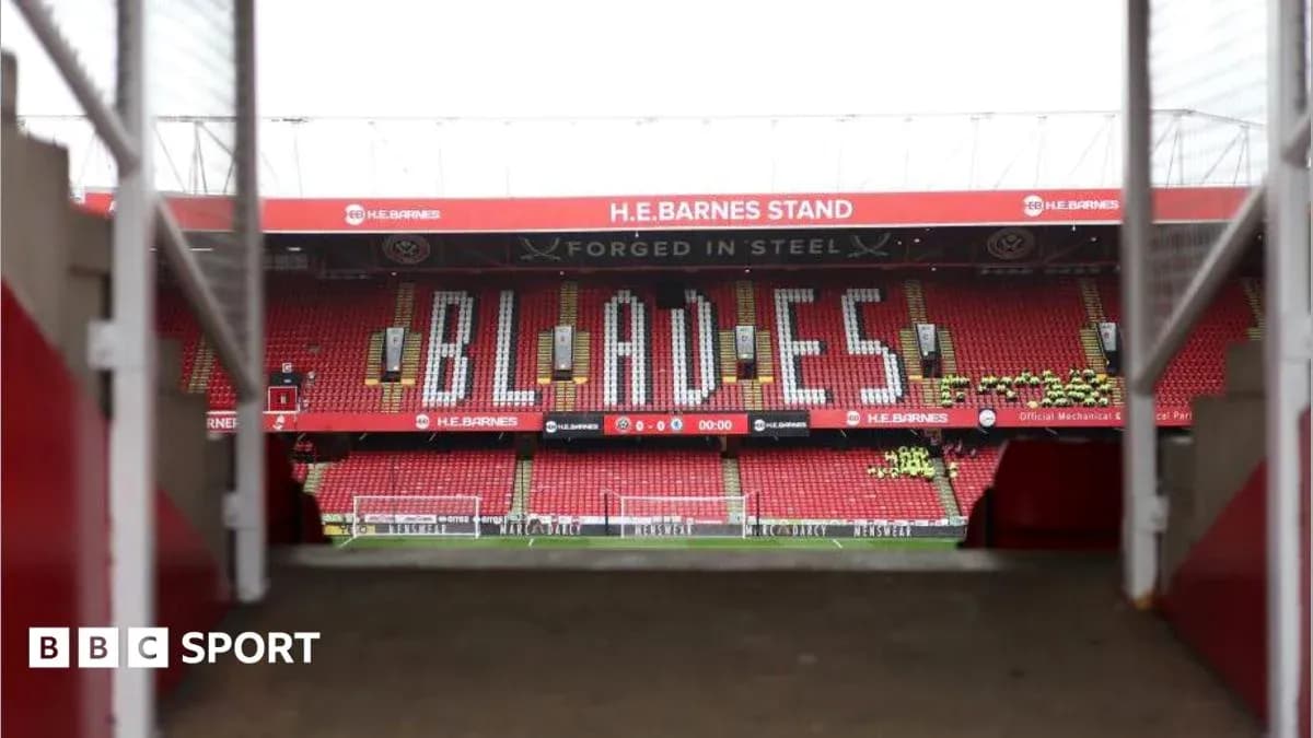 Стадион с надписью 'BLADES' на трибуне